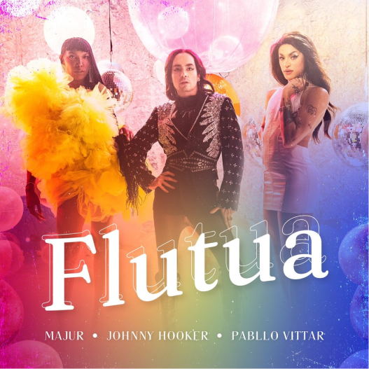 Capa do single 'Flutua', de Johnny Hooker, Majur e Pabllo Vittar. Vemos as 3 pessoas na foto com o nome da música em branco no centro sobre um arcoíris.